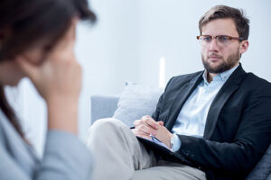 woman talking with a therapist about a psychotherapy program